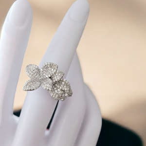 Anello " fiore" in argento con zirconi