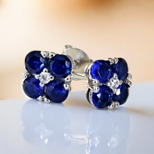 Orecchini in argento con zirconi blu zaffiro