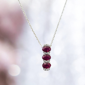 Collana in argento con zirconi bianchi e zirconi rosso rubino