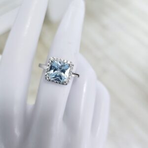 Anello con pietra quadrata "celeste"