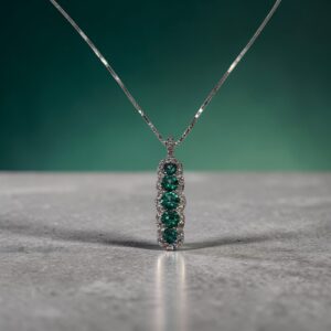 Collana in oro 18kt con diamanti e smeraldi