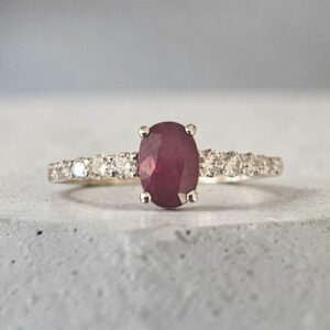 Anello in oro bianco 18kt con Rubino e Diamanti