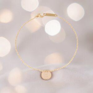 Bracciale in oro 18kt con medaglia lettera E
