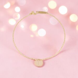 Bracciale in oro 18kt con medaglia lettera T