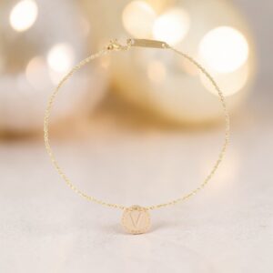 Bracciale in oro 18kt con medaglia lettera V