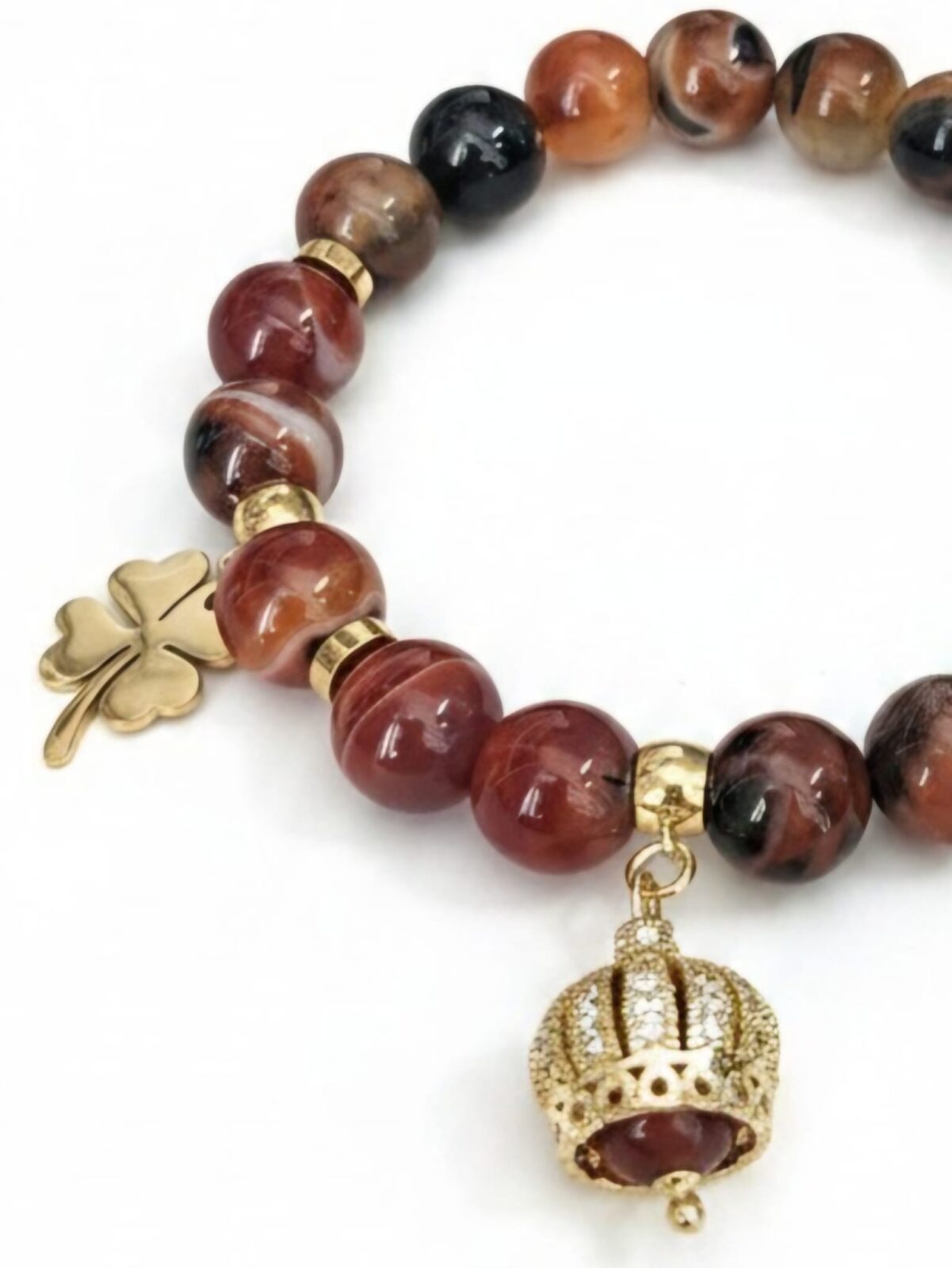 Bracciale Elastico in Corniola striata con Charme dorati e corona - immagine 5
