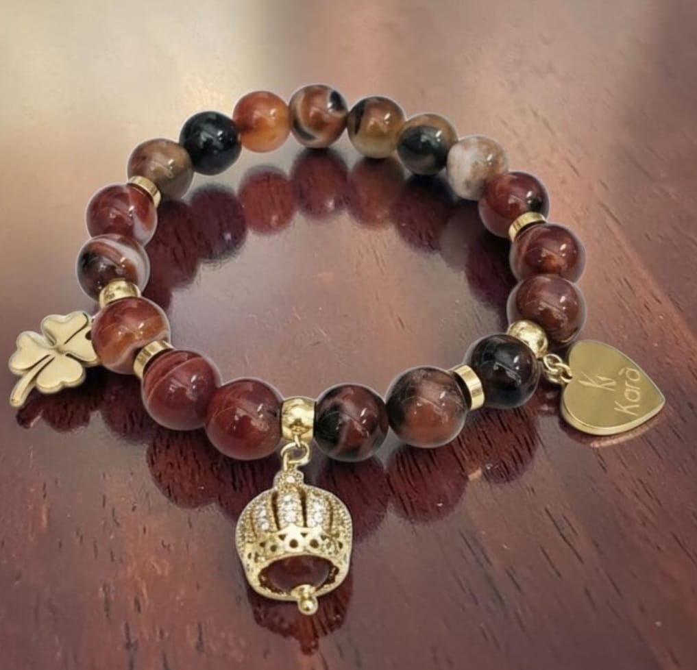 Bracciale Elastico in Corniola striata con Charme dorati e corona - immagine 3